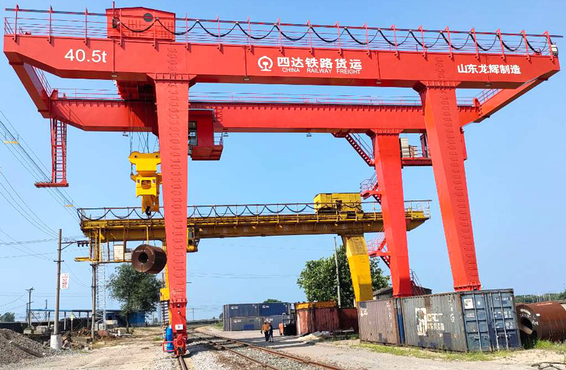 铁路货运集装箱起重机.jpg